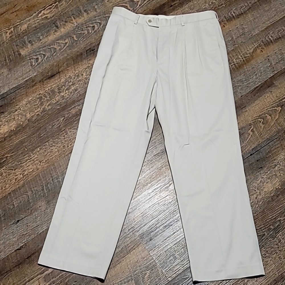 Gently Loved men's cream colored dress pants by Alex Cannon size 33x30 mint cond